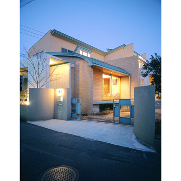 打ち放しとタイルと塗壁の競演