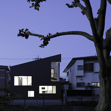 川の向かい側から見る外観（夜景）