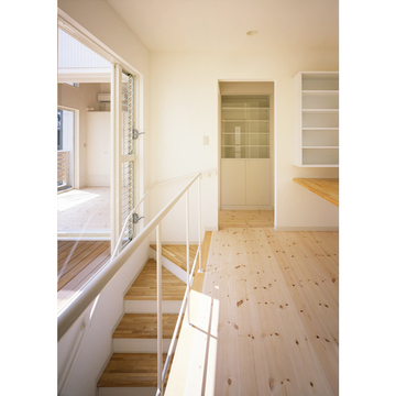 光が燦々と２階階段ホール