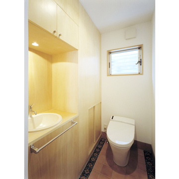 造り付け収納に手洗いを埋め込んだトイレ