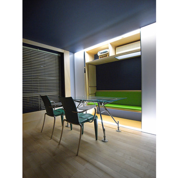 内装の袖壁と一体化したソファー