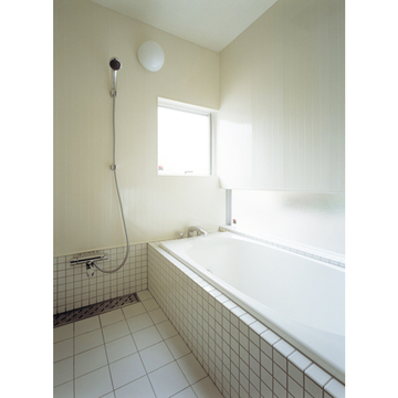 真っ白で清潔感のある浴室