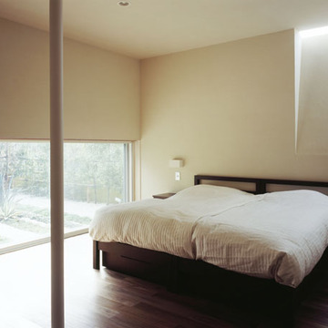 プライバシーに配慮した落ち着いた寝室