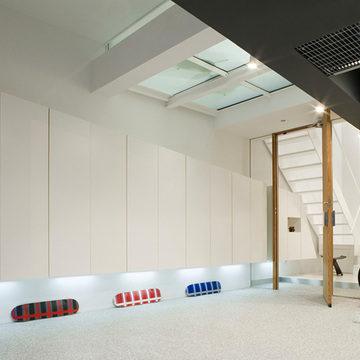 ガレージと一体化した玄関アプローチ