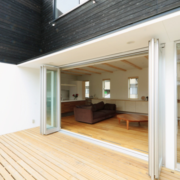 リビング開口いっぱいのデッキテラス