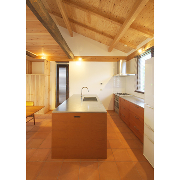 収納たっぷりの明るいキッチン