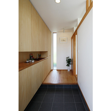 明かり取りの窓とクローゼットがついた玄関