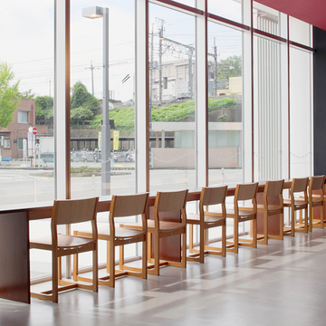 駅前ローターリーに面したオープンカウンター