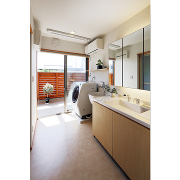 南の物干し場に隣接した明るい洗面脱衣室