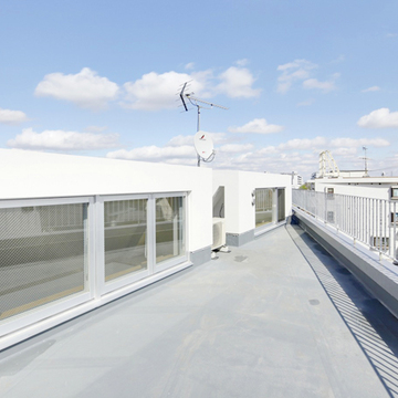 住宅密集地に屋外空間を確保する、屋上ルーフテラス