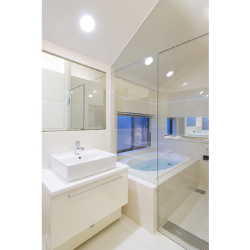 斜め天井で狭いながらも開放的な洗面・浴室