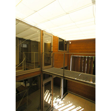 天蓋からの柔らかな光が降り注ぐアトリウム