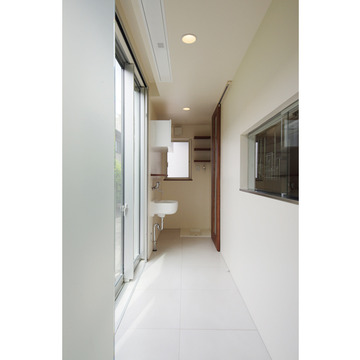 電動物干を備えた１階家事用サンルーム