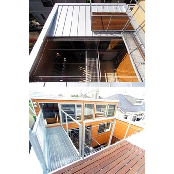 金属屋根と木デッキ