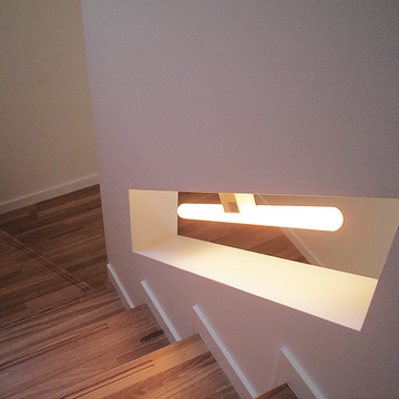 手摺壁を利用した照明のある階段