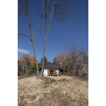 眺めのよい広い敷地に建つ小さな山荘
