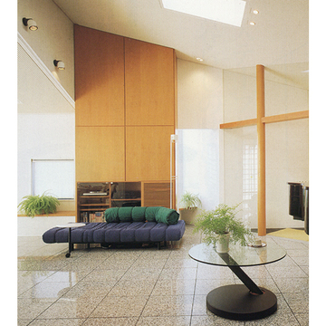 天井一杯の壁面収納、斜めの光が差し込みます