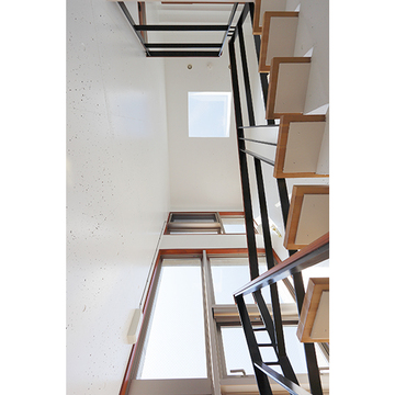 トップライトから光が注ぐ吹き抜け階段