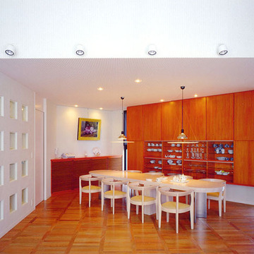 収納はメープルの仕上げ、たまゆらの光が