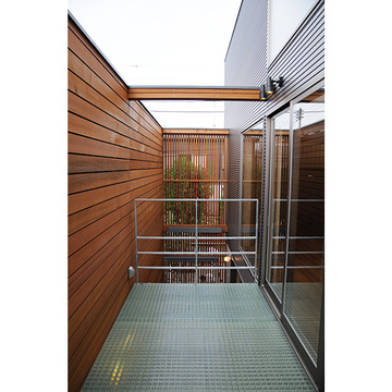 吹き抜けと明るい２Fデッキ