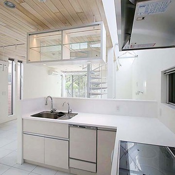 白を基調とした広めのキッチン