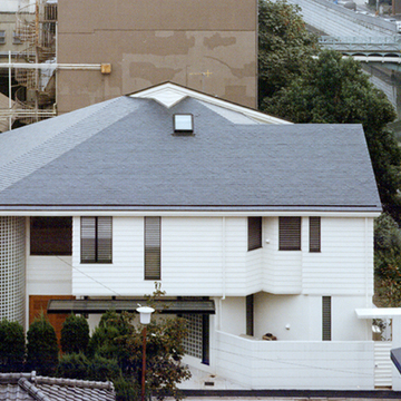 屋根は複合寄せ棟の天然の玄晶石葺き