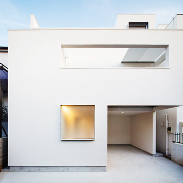 白い外壁がモダンな印象の外観