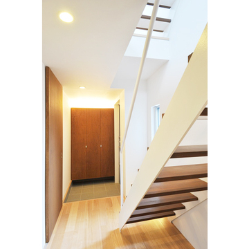 階段側から玄関を見る