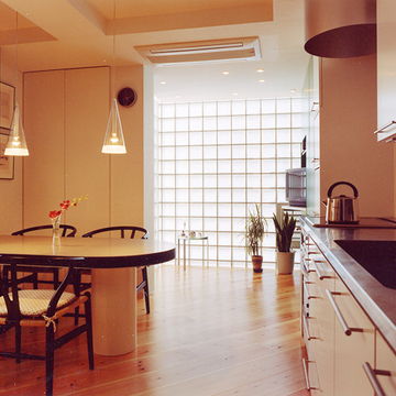 細長い「ひろま」もガラスブロックの光を