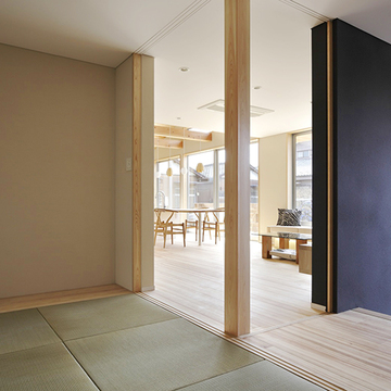 和室からリビングを見る