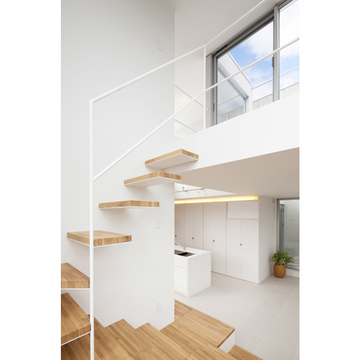 階段を登るとルーフテラスから空が広がる