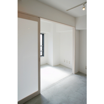 サンルームからの光を遮らないドア