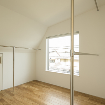 サブ１１・斜め天井のウォークインクローゼット