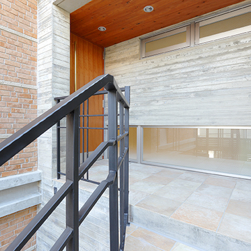 ゆったりとした2階玄関ポーチ