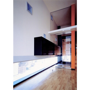 足元の窓から全面道路が見える