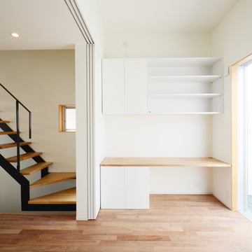 ベランダ脇のスペースを上手く利用した作り付けのワークスペース