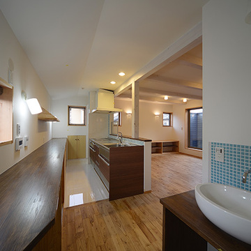 忙しくても平気！小さな洗面とキッチンが同居