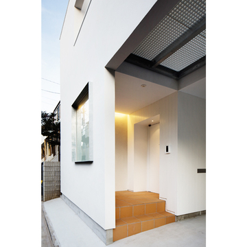 ベージュタイルを敷いた玄関ポーチ