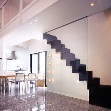 階段はガラスの壁で透過性