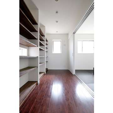 収納力たっぷりの作り付け収納