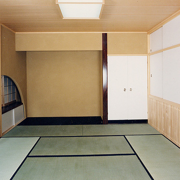床の間も畳と同じ高さのシンプルな和室