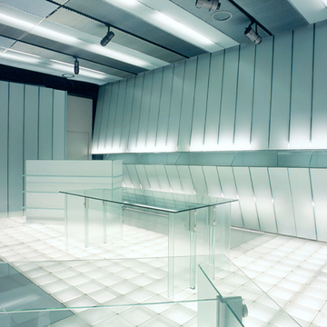 質感が美しいガラスのテーブル