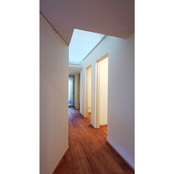 トップライトのある明るい廊下