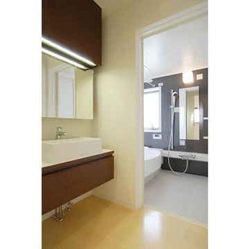 コンパクトにまとめた洗面室