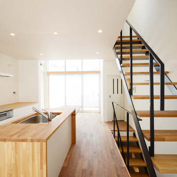無垢フローリングと材質を合わせたシンプルな印象のキッチン