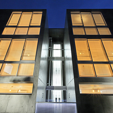 窓明かりがきれいな夜景