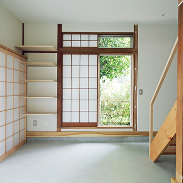 古い明障子が残された１階土間