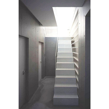 上部から光がそそぐ階段室と収納棚、