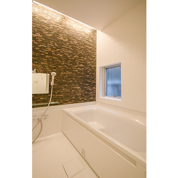 スタイリッシュな壁面のバスルーム