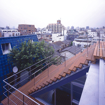 屋根を昇る開放的なウッドデッキ